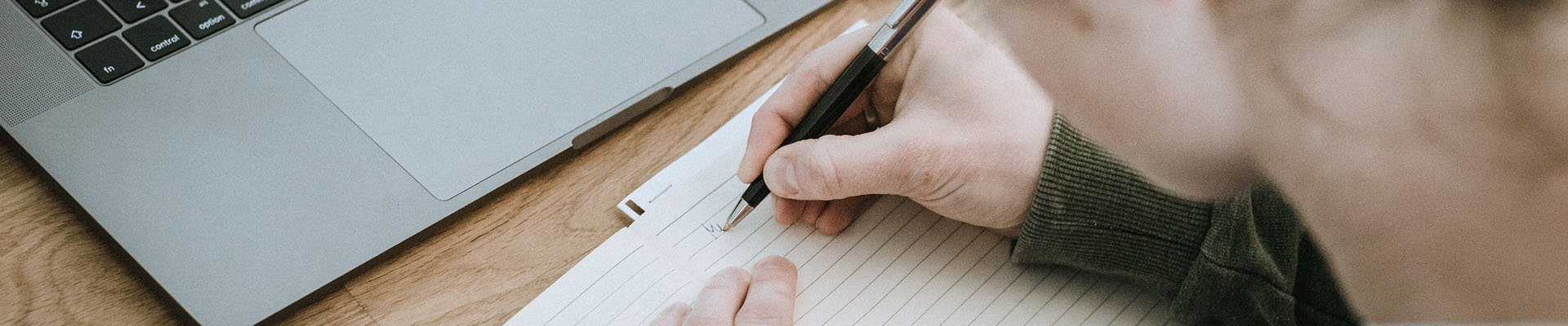 schrijven met balpen in een schrift